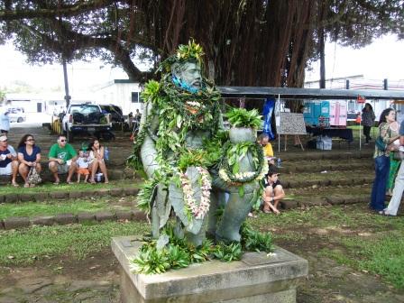 Merrie Monarch statue
